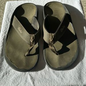 Men’s Olu Kai olive flip flops size 11